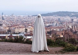 Hantu Traveler dari Spanyol yang Eksis di Instagram