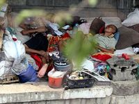 Warga Tinggal di Kolong Jembatan Cideng