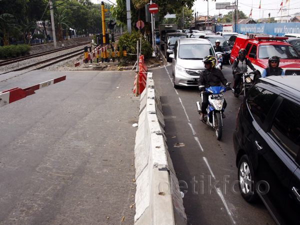 Perlintasan KA Patal Senayan-Permata Hijau Ditutup