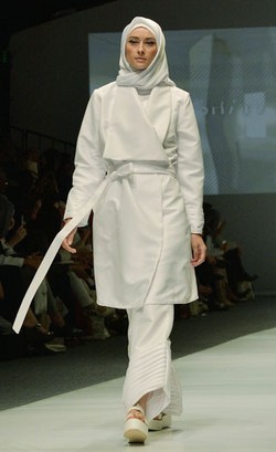 Foto: Para Desainer Hijab Muda Rilis Koleksi Busana Kantor Bernuansa Putih