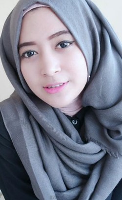 Tutorial Hijab Pashmina dengan Aksen Draperi