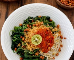 Tum dan Serombotan, Makanan Tradisional Bali yang Sedap dan Sehat