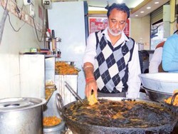 Wuow! Pria Ini Bisa Menggoreng Ikan dengan Tangan Telanjang!