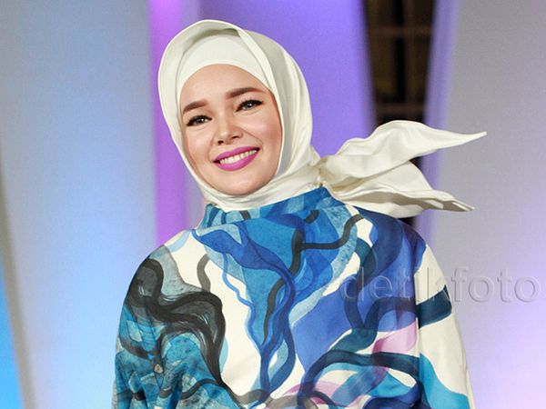 Cantiknya Dewi Sandra