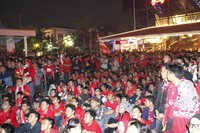 Fans yang berbaju merah-merah ini pasti merasa puas dengan acara nobar, karena tim mereka, Liverpool, berhasil menaklukkan Chelsea di Stamford Bridge dengan skor 3-1.