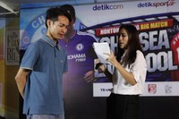 Seorang peserta kuis berpikir keras untuk menjawab pertanyaan oleh pembaca acara.