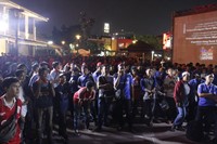Peserta nobar tetap antusias mengikuti acara sampai selesai, terutama karena sehabis pertandingan dibagi-bagikan banyak hadiah.