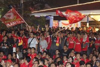 Walaupun nonton dari jauh, tapi pendukung Liverpool ini tetap membawa atribut tim kesayangannya ke arena nonton bareng.