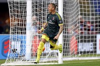 Andrea Bertolacci membuka keunggulan Milan pada menit 25, untuk kemudian digandakan Phillippe Mexes pada menit 53. Carlos Bacca ikut mencatatkan namanya di papan skor saat laga tersisa 11 menit. Sementara Lazio mencetak gol melalui Ricardo Kishna di menit 85. REUTERS/Giampiero Sposito.