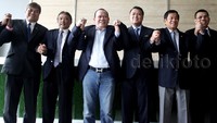 PSSI yang diwakili oleh ketuanya, La Nyalla Mattaliti, wakil ketua Hinca Pandjaitan, dewan kehormatan Agum Gumelar dan beberapa anggota Exco mengangkat tangan bersama Delegasi FIFA dan AFC usai pertemuan.