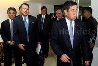 Delegasi FIFA dan AFC keluar kantor PSSI usai pertemuan.