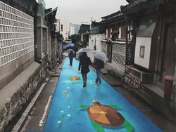 Ketika Hujan, Mural Jalanan di Seoul Berubah Cerah