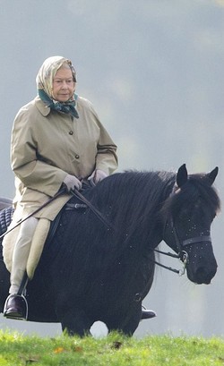 Usia 89 Tahun, Ratu Elizabeth II Nekat Berkuda Tanpa Helm