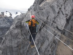 Jalur Tali Mengerikan ke Puncak Carstensz