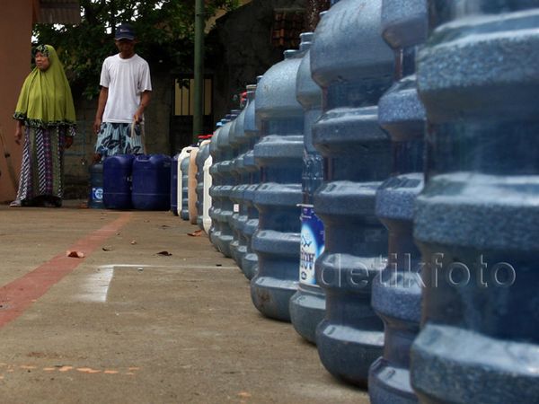 Warga Antre Air Bersih di Sawangan