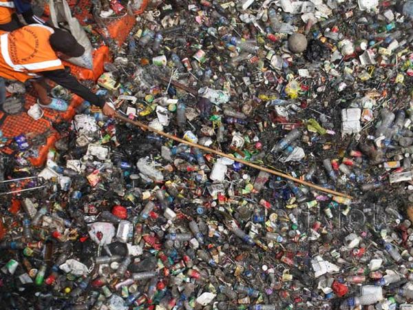 Budaya Buang Sampah ke Sungai Belum Hilang