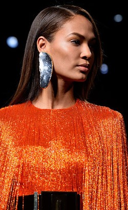 Tampil Gaya dengan Tren Terkini: Anting Berukuran Jumbo