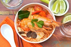 Tambah Semangat dengan Menyantap Mie Berkuah Tom Yum yang Segar Siang Ini