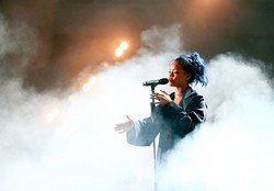 Samsung Rogoh Rp 325 Miliar Demi Rihanna