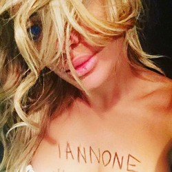 Dukung Rossi, Mantan Lorenzo Pamer Payudara di Instagram