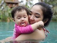 Gemes... Berenang dengan Gisel, Gempi Cute Banget!