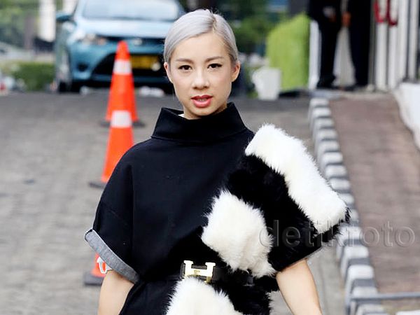 Jennifer Bachdim Stylish dengan Baju Berbulu