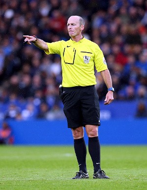 Apakah Wasit Mike Dean Ikut Merayakan Gol Tottenham? Apakah Wasit Mike Dean Ikut Merayakan Gol Tottenham?
