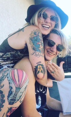 Cincin Tunangan Wanita Ini Terbuat dari Gigi Geraham Calon Suaminya