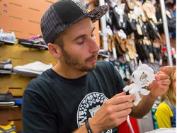 Berkenalan dengan Seniman Simone Legno yang Akan Mampir ke Indonesia