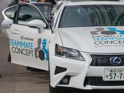 Ngeri-ngeri Sedap! Disopiri Robot di Jalanan Super Sibuk Tokyo