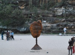 Wah! Tangan Raksasa Muncul di Tepi Pantai Bondi