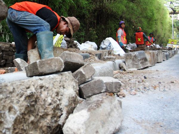 Perbaikan Trotoar di Jalan Pattimura