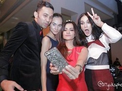 Peace! Luna Maya Selfie Bareng Cut Tari