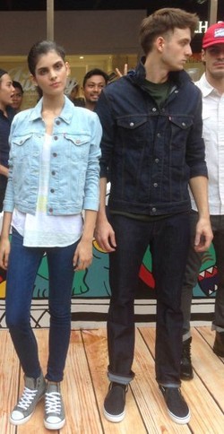 Levis Luncurkan Sepatu Berbahan Denim dan Sneakers Khusus Pesepeda