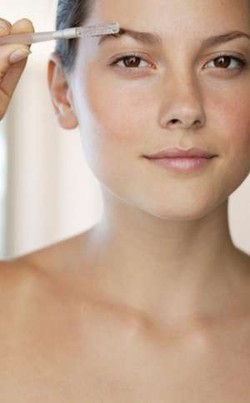 Bentuk Alis yang Akan Tren di 2016 dan Cara Mengaplikasikannya