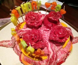 Wah, Kue Ulang Tahun Ini Seluruhnya Terbuat dari Daging Sapi!