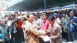 Mentan Bagi-bagi Bibit, Traktor, dan Pompa untuk Petani Gunungkidul