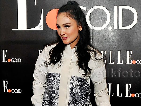 Gaya Simple tapi Stylish ala Luna Maya