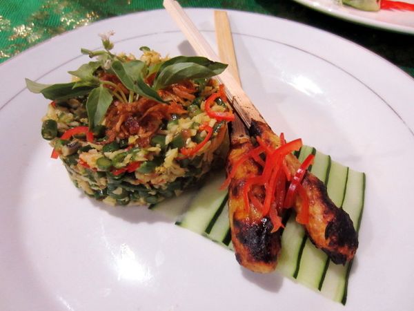 Serunya Belajar Membuat Lawar, Sate Lilit, dan Es Kuwut Khas Bali!