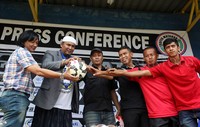 Presiden Jakarta Matador FC Heru Pujihartono (dua dari kiri) menunjukkan bola yang akan digunakan dalam turnamen Trofeo Matador 2015.
