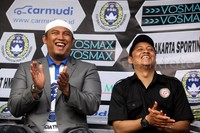 Presiden Jakarta Matador FC, Heru Pujihartono (kiri) bertepuk tangan disela-sela jumpa pers soal turnamen Trofeo Matador 2015.