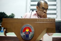 Tim kecil dan komite ad hoc merupakan dua tim yang berbeda. Pemerintah disebutnya mengingatkan kepada FIFA dan AFC agar konsisten dengan apa yang sudah disepakati.