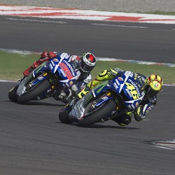 Rossi vs Lorenzo: Rossi Rajin Naik Podium, Lorenzo Lebih Rutin Menang
