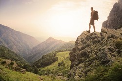 Petunjuk Naik Gunung yang Aman Meski Baru Pertama Kali