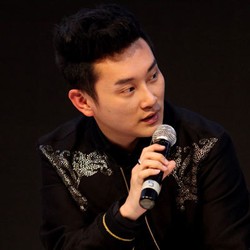 Rio Motret: Bertahan di Tengah Sengitnya Fotografi Komersial