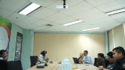 Risma Latih Jurus Jitu Hadapi Pilkada Surabaya