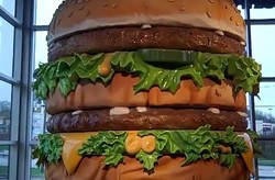 Cuma di Amerika, Ada Museum Big Mac