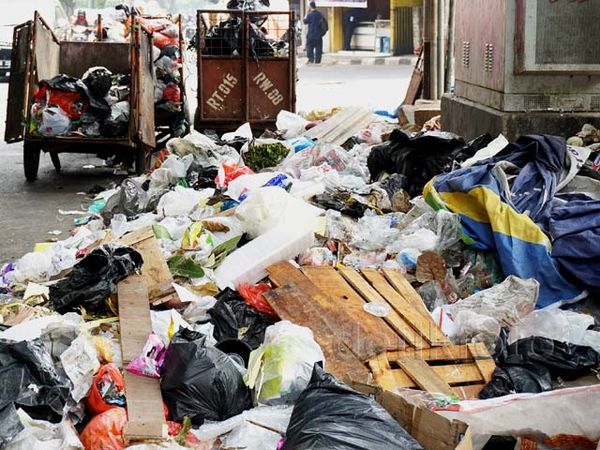 Sampah Menumpuk di Kawasan Manggarai