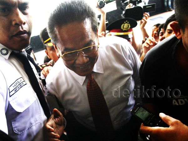 Komjen Anang Iskandar Datangi Gedung KPK