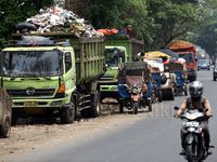 Truk Sampah Terparkir di Lenteng Agung